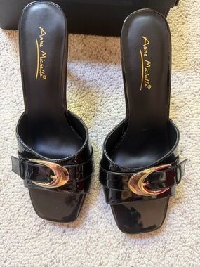 Anne Michelle Black Patent Slide Sandals with Gold Buckle Accent Sz 9